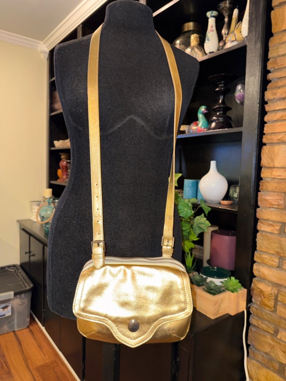 LIEBESKIND BERLIN Gold Crossbody Shoulder Bag - Metallic Leather